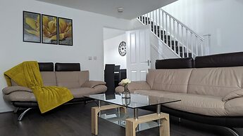 Burnley-4-bedroom House-sleeps 6-parking-clariturf