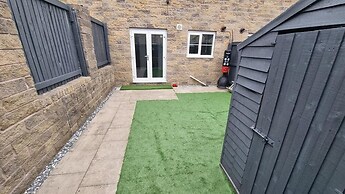 Burnley-4-bedroom House-sleeps 6-parking-clariturf