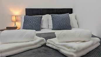 Burnley-4-bedroom House-sleeps 6-parking-clariturf