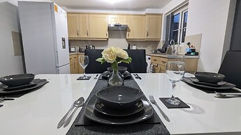 Burnley-4-bedroom House-sleeps 6-parking-clariturf