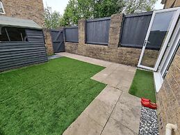 Burnley-4-bedroom House-sleeps 6-parking-clariturf