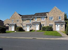 Burnley-4-bedroom House-sleeps 6-parking-clariturf