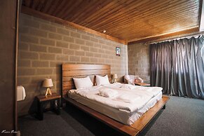 Alpine Lounge Hotel & Restaurant