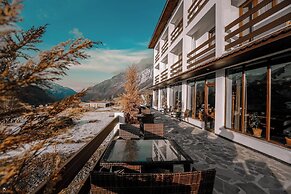 Alpine Lounge Hotel & Restaurant