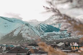 Alpine Lounge Hotel & Restaurant