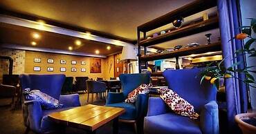 Alpine Lounge Hotel & Restaurant