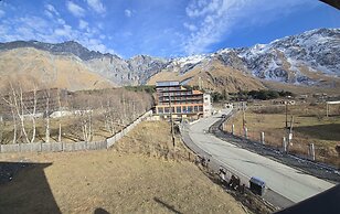 Alpine Lounge Hotel & Restaurant