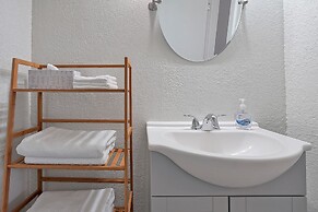 Cozy Condos Near Universal & Seaworld