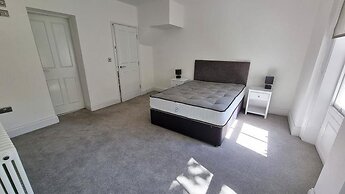 HU1 Triplex City Centre Gem sleeps 6 H7