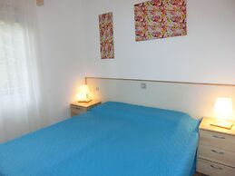 Comfy Villa With Private Garden and Parking