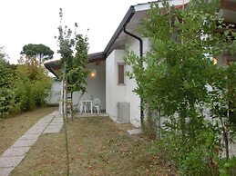 Comfy Villa With Private Garden and Parking