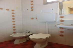 Comfy Villa With Private Garden and Parking