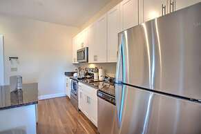 Walk Score 91 Balcony Near King ST