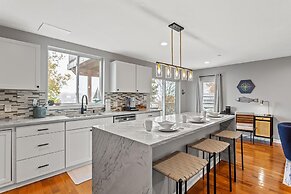 Waterfront 4BR 1st Floor Master Family Ready Bwi