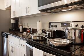 Walk Score 91 Balcony Near King ST Fast Wifi