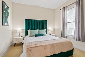 Walk Score 91 Balcony Near King ST Fast Wifi