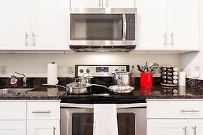 Walk Score 91 Balcony Near King ST Fast Wifi