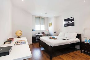 Bright Space Near Sherlock Holmes Museum