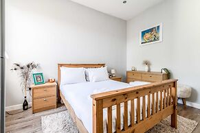 Chic and Cheerful Flat in Willesden Green