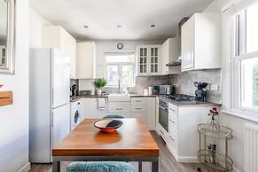 Chic and Cheerful Flat in Willesden Green