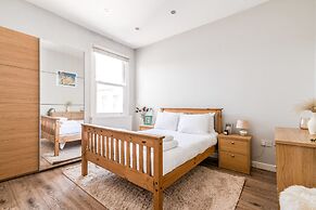 Chic and Cheerful Flat in Willesden Green