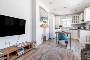 Chic and Cheerful Flat in Willesden Green