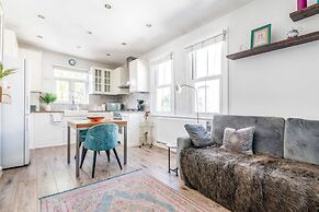 Chic and Cheerful Flat in Willesden Green