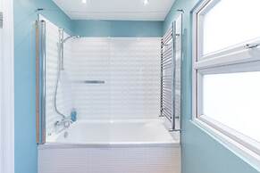 Stylish Shepherds Bush Flat