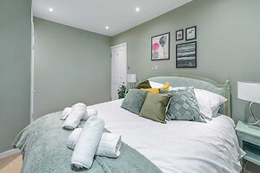 Stylish Shepherds Bush Flat