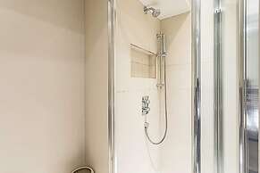 Modern Brentford Flat