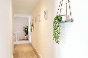 Quiet and Spacious Four Bedroom House