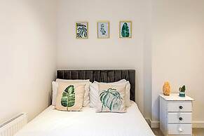 Quiet and Spacious Four Bedroom House