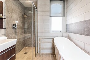 Well-designed Chelsea Flat