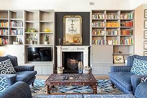 Well-designed Chelsea Flat