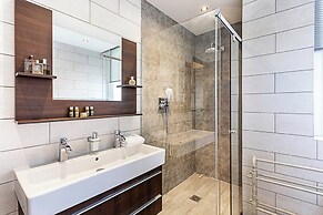 Well-designed Chelsea Flat