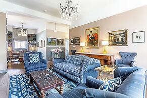 Well-designed Chelsea Flat