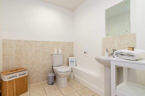 Modern Comfort: Stratford 3BR Duplex