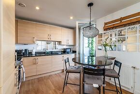 Modern Comfort: Stratford 3BR Duplex