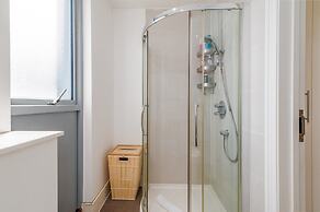 Bright & Spacious Battersea Flat