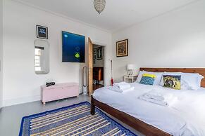 Ealing's Cozy Garden Retreat