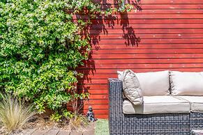 Ealing's Cozy Garden Retreat