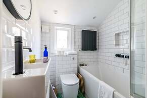 Ealing's Cozy Garden Retreat