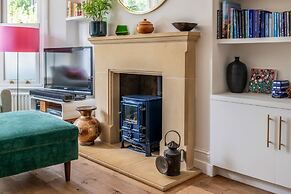 Ealing's Cozy Garden Retreat