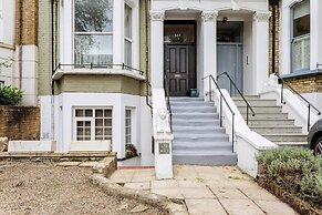 Chiswick Gem: Stylish 1-bed Flat for Modern Living