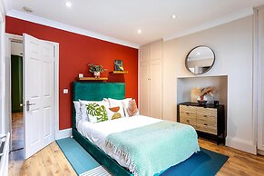 Chiswick Gem: Stylish 1-bed Flat for Modern Living