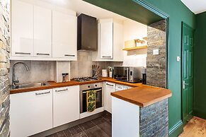 Chiswick Gem: Stylish 1-bed Flat for Modern Living