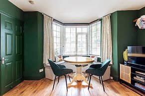 Chiswick Gem: Stylish 1-bed Flat for Modern Living