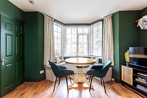 Chiswick Gem: Stylish 1-bed Flat for Modern Living
