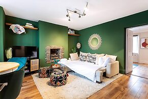 Chiswick Gem: Stylish 1-bed Flat for Modern Living
