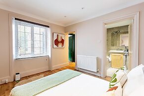 Chiswick Gem: Stylish 1-bed Flat for Modern Living